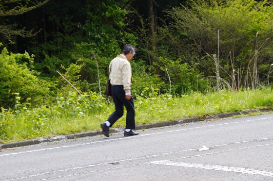 中年の自殺志願者を演じた湯沢　勉