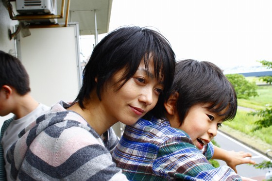 撮影の合間、遠藤久美子は、子供たちとゲームをしたりして、リードしてくれた。